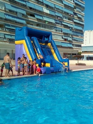 castillo hinchable para piscina en urbanización de Alicante
