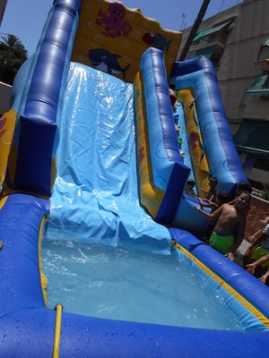 Castillo hinchable de agua con piscina para fiestas infantiles